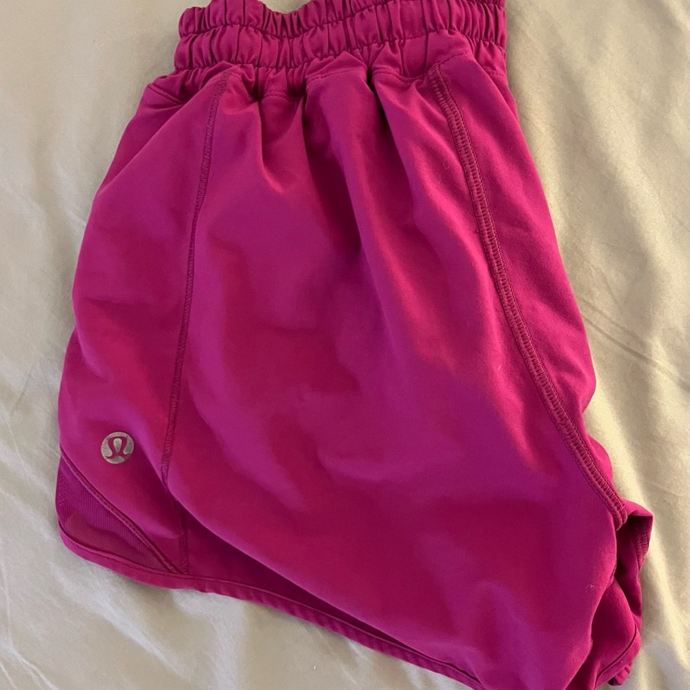 lululemon women’s raspberry pink 2.5 inch hotty hot shorts